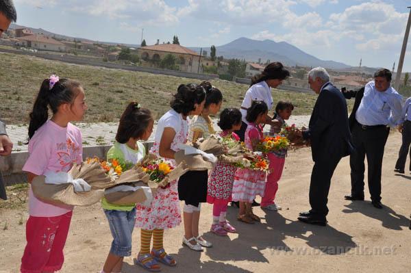 DSC_0374.JPG - Ozancık Kültür Parkı Açılış TöreniVali ÂLİMOĞLU beraberinde Aksaray Milletvekilleri Ruhi AÇIKGÖZ, İlknur İNCEÖZ, İl Jandarma Komutan Vekili Binbaşı Süleyman MERCAN, Emniyet Müdürü Halis BÖĞÜRCÜ, İl Genel Meclis Başkanı Şaban BOSTAN, İl Genel Meclis Üyeleri il Özel İdaresi Genel Sekreteri, Tarım, Sağlık, Milli Eğitim, Kültür ve Turizm Müdürleri ile Ortaköy İlçesine bağlı Ozancık Kasabasında belediyece yaptırılan ‘Kültür Park’ açılış törenine katıldı.Park açılış töreninde bir konuşma yapan Vali ÂLİMOĞLU, Vilayet olarak Aksaray’ın ilçeleri, kasabaları ve köylerini güzelleştirmek için gayret sarf ettiklerini söyledi