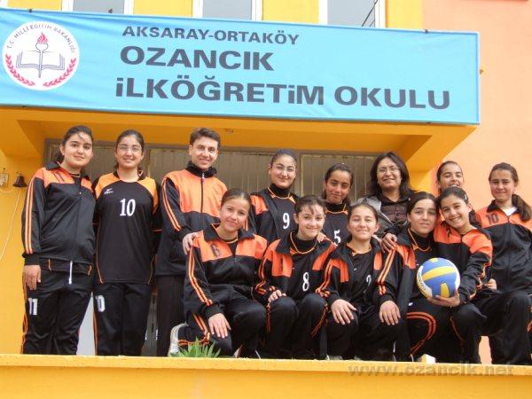 1.JPG - Ozancık İlköğretim Okulu Kız Voleybol Takımı İlçe Okullarımız arasında düzenlenen Okullar arası Voleybol Turnuvasında büyük bir başarı göstererek Ortaköy ilçe ikincisi oldu. Ozancık İlköğretim Okulu Erkek Masa Tenisi Takımı İlçe Okullarımız arasında düzenlenen Okullar arası Masa Tenisi Turnuvasında büyük bir başarı göstererek Ortaköy ilçe ikincisi oldu. Çocuklarımızla gurur duyuyoruz. Ayrıca Çocuklarımızı Turnuvalara büyük bir özveri göstererek hazırlayan Okulumuz Türkçe Öğretmeni Hasan BATMAZ'a teşekkür ederiz.